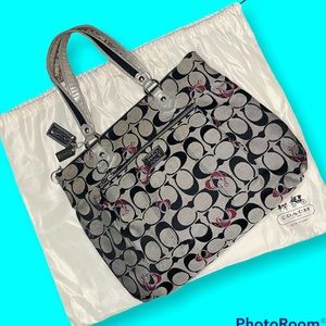 Coach| Signature Poppy hearts| blk canvas glam| 1 owner